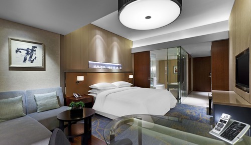 Club Room, 1 King Bed, City View