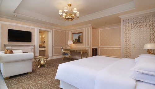 Club Room, 1 King Bed, City View