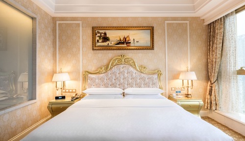 Club Room, 1 King Bed, City View