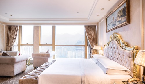 Club Room, 1 King Bed, City View