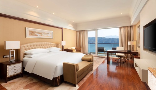 King grand lake view room