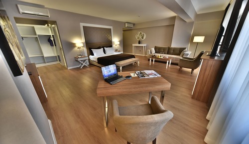 Executive Suite, 1 Bedroom, Jetted Tub, Lake View