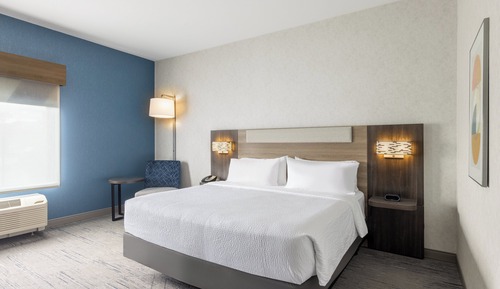 Standard Room, 1 King Bed, Roll-in Shower (Communications)
