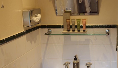 Standard Suite, Ensuite (Wander's Suite Room 4 )