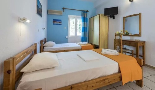Studio (Budget, 2-3 adults)