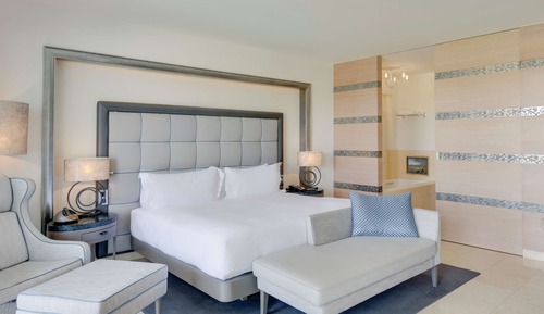 Deluxe Room, 1 King Bed, Pool View