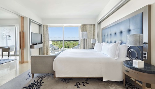 Deluxe Suite, 1 King Bed, Pool View