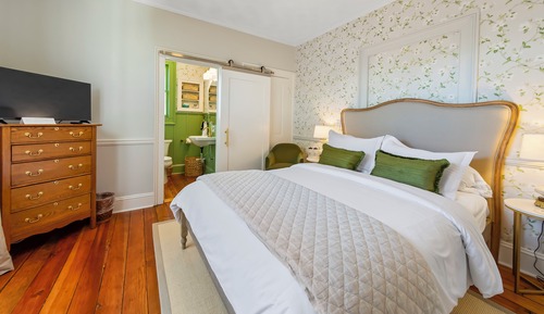 Classic Room, 1 Queen Bed, Private Bathroom (Duck Inn Room)