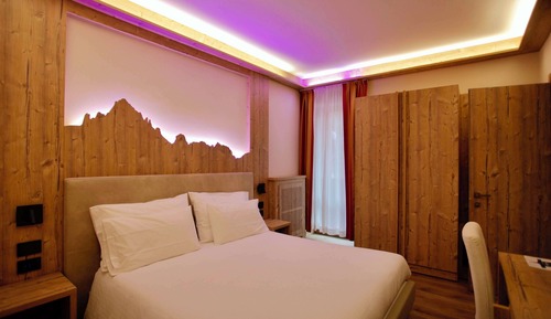 Standard Room, 1 Queen Bed, Balcony, Mountain View
