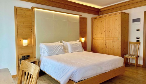 Deluxe Room, 1 Queen Bed, Balcony, Mountain View