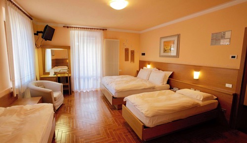 Family Room, Multiple Beds, Balcony, Mountain View (Converts to 2 Twin Beds)