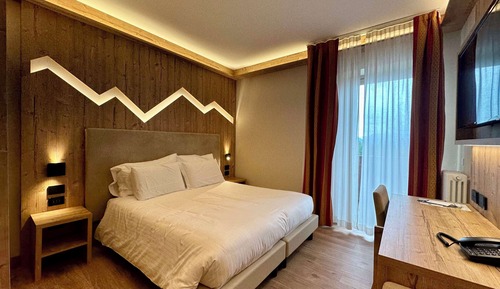Comfort Room, 1 Queen Bed, Balcony, Mountain View