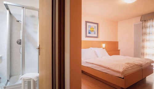 Standard Room, Multiple Beds, Balcony, Mountain View (Converts to 2 Twin Beds)
