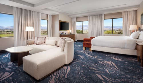 Suite, 1 King Bed (Corner Balcony)