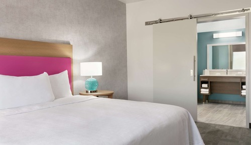 Suite, 1 King Bed, Accessible, Bathtub