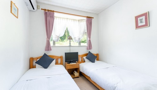 Twin Room, Non Smoking, Shared Bathroom