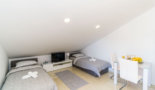 Studio (Deluxe Studio w/ Balcony n City View)