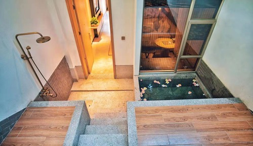 Kangyang Double Room (1 Queen and 1 Twin) with private tub