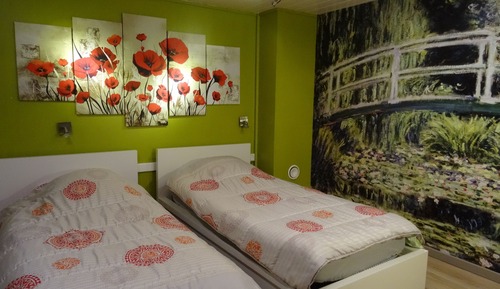 Room (2)
