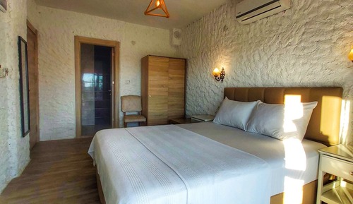 Comfort Room, 1 Queen Bed, Balcony
