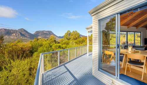 4 Bedroom House on the edge of a Eucalyptus Forest with stunning Mountain Views