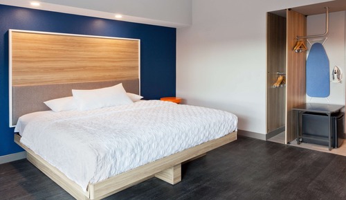 Room, 1 King Bed, Accessible (Hearing, Roll-in Shower)