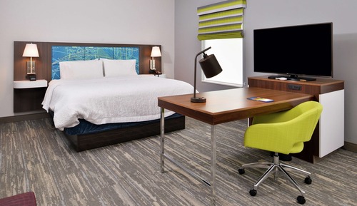 Studio, 1 King Bed, Refrigerator & Microwave (Wet bar)