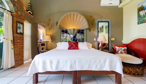 Premium King Bed Suite with Kitchen and Bathroom