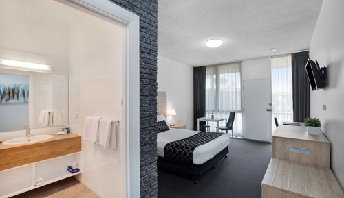Premium Room, 1 Queen Bed ( Not Pet Friendly)