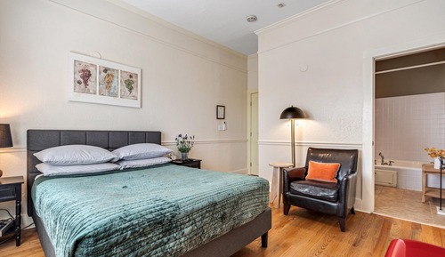 Room, 1 Queen Bed (Sarah Vaughn)