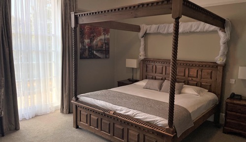 Four poster room