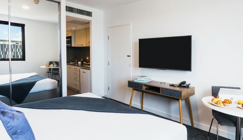 Standard Studio, 1 King Bed