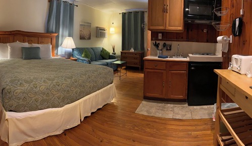 Superior Room, 1 King Bed, Kitchenette, Courtyard Area
