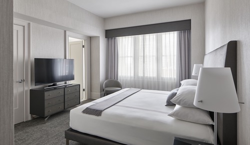 Suite, 1 Bedroom (Platinum with Den)