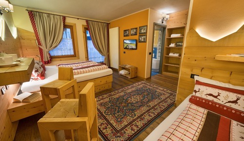 Superior Room, Jetted Tub, Mountain View
