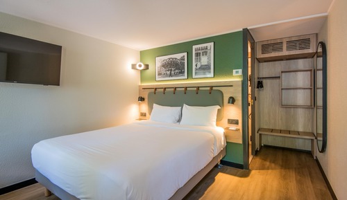 Standard Room, 1 Queen Bed