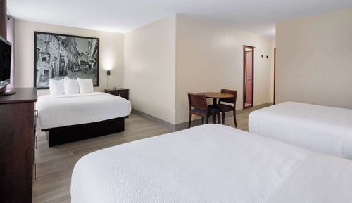 Room, Non Smoking (3 Queen beds)