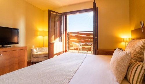 Triple Room + hot tub + free wifi (2 adults)