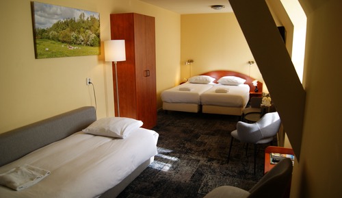 Family Room (shower)