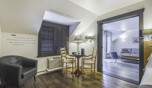 King Deluxe Suite, 1 king bed and 1 sofa bed