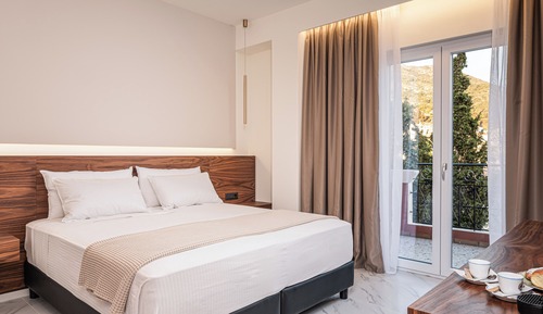 Deluxe Double or Twin Room with Side Sea View