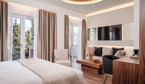One Bedroom Junior Suite with Side Sea View