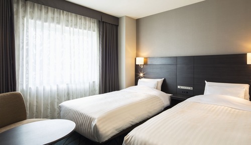 Twin Room, Smoking