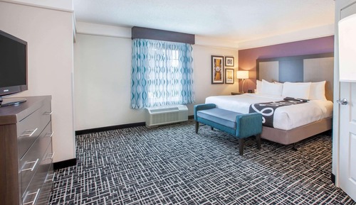 Deluxe Suite, 1 King Bed, Accessible, Non Smoking (Mobility/Hearing Impaired Accessible)
