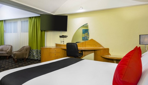 Deluxe Room, Jetted Tub