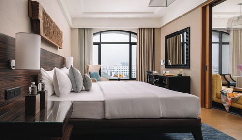 Executive Suite with 2 way airport transfers, happy hours and 24 hrs check out