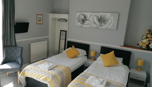 Standard Twin Room, Ensuite, Mountain View