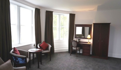 Four Poster with Mountain View
