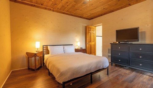 Economy Room, 1 Queen Bed