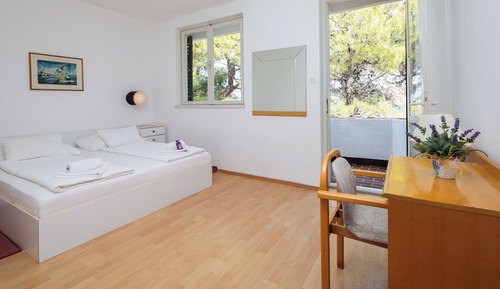 Two-Bedroom Vintage Apartment with Balcony 4+2